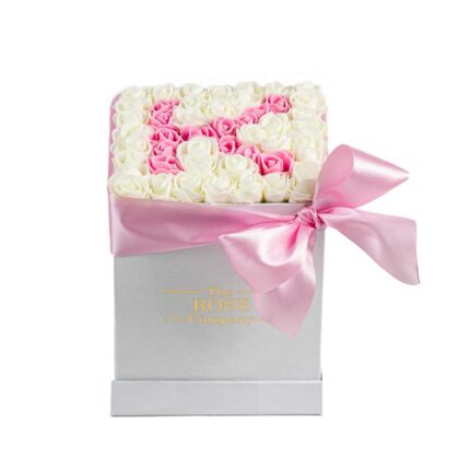Forever Classic Small Λευκό Κουτί Με Λευκά Τριαντάφυλλα  & Γράμμα «Κ» Σε Ροζ