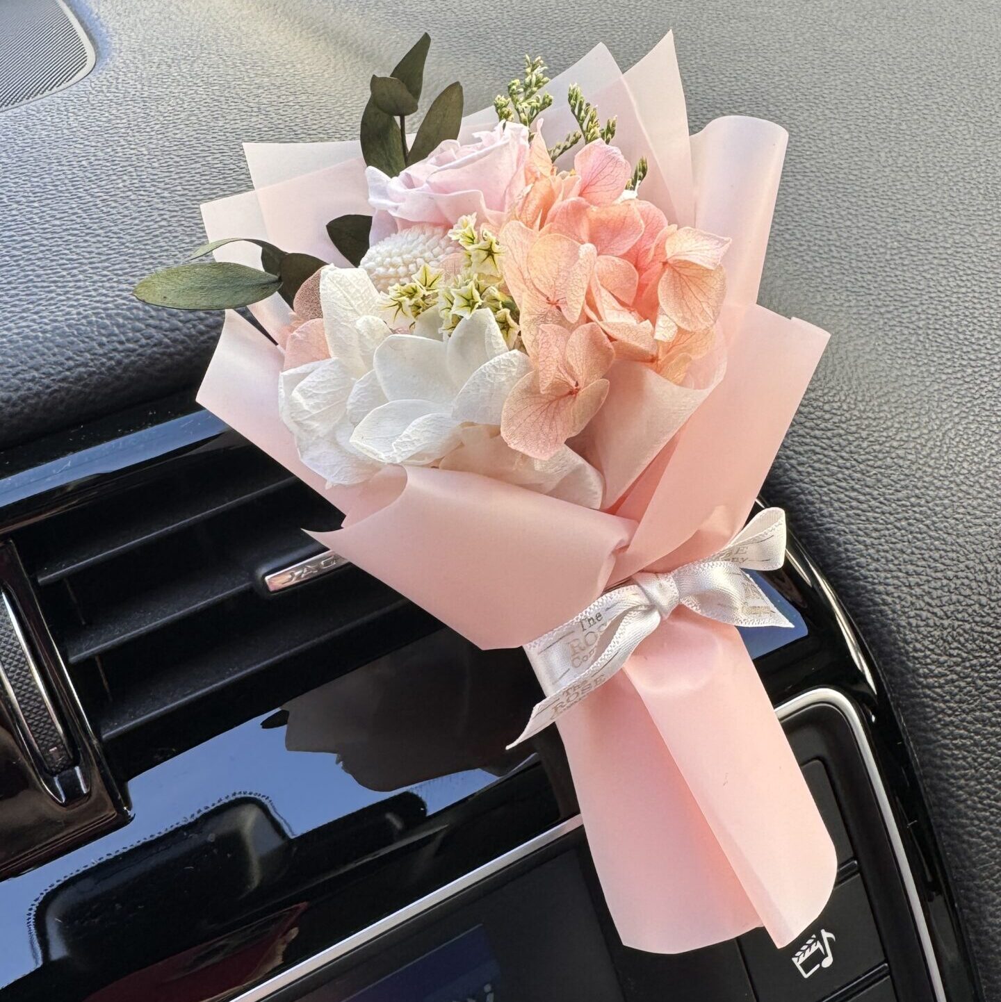 IMG_1848 Mini Bouquet Car Clip - Image 1