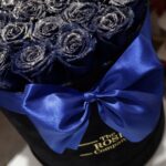 Large Μαύρο Velvet Κουτί Με Μπλε Τριαντάφυλλα Forever Και Χρυσοσκονη - Image 2