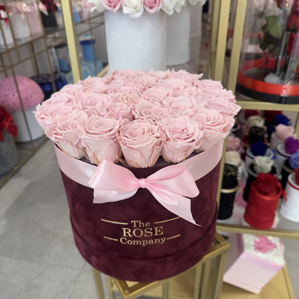 IMG_0625 Medium Μπορντο Velvet Κουτί με Ροζ Απαλο Τριαντάφυλλα Forever - Image 1