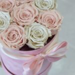 Small Velvet Ροζ Κουτί με Ροζ και Λευκά Περλέ Τριαντάφυλλα Forever - Image 2