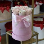 Small Velvet Ροζ Κουτί με Ροζ και Λευκά Περλέ Τριαντάφυλλα Forever