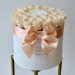 Medium Ασπρο Κουτί με Ροδακινί και Λευκο Τριαντάφυλλα Forever