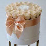 Medium Ασπρο Κουτί με Ροδακινί και Λευκο Τριαντάφυλλα Forever - Image 3