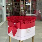 Large Λευκό Χάρτινο Κουτί Καρδιάς Με Κόκκινα Τριαντάφυλλα Forever - Image 2