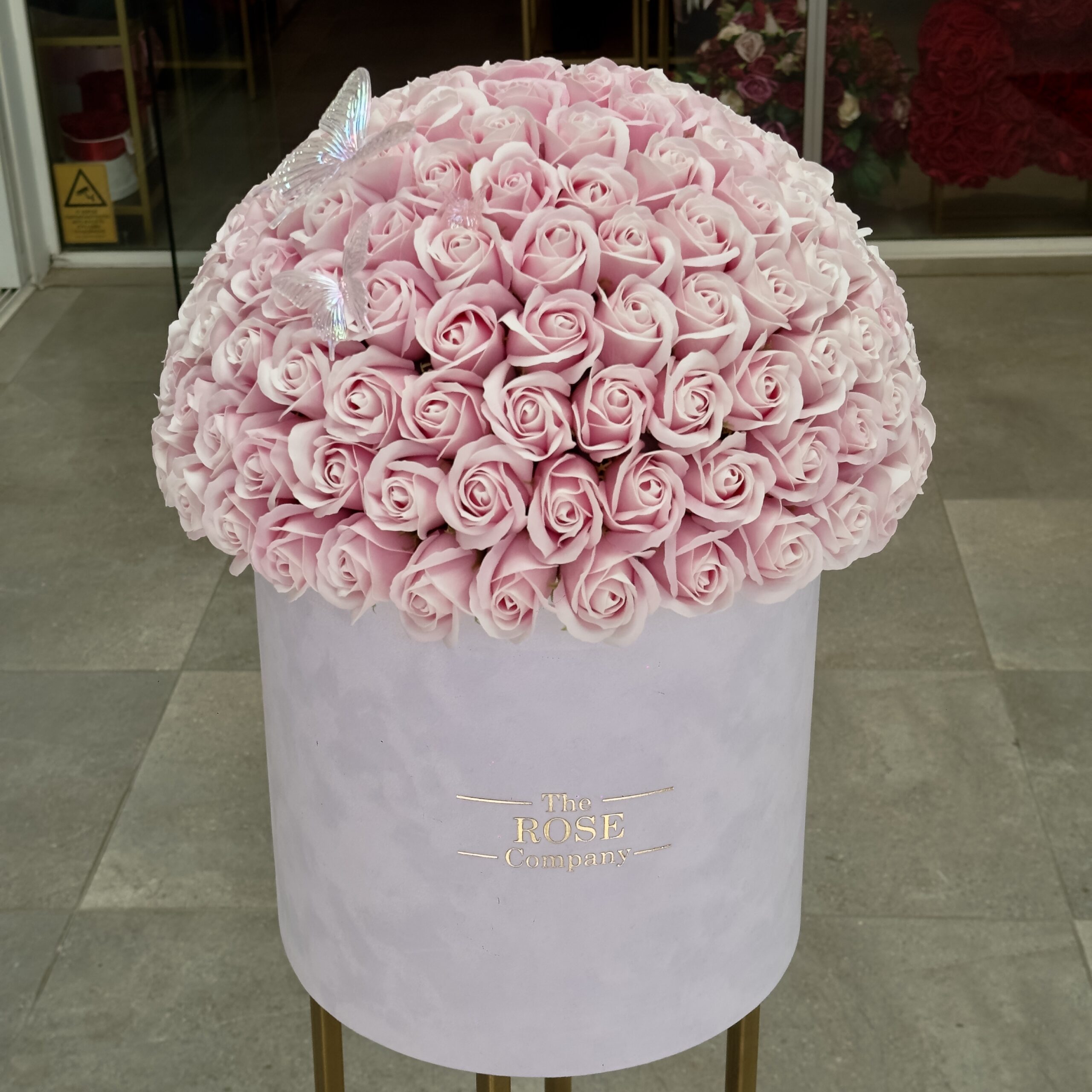Infinity Roses Large Λευκό Κουτί Με Πεταλουδεσ Και  Ροζ Real Touch Τριαντάφυλλα Που Διαρκούν Για Πάντα