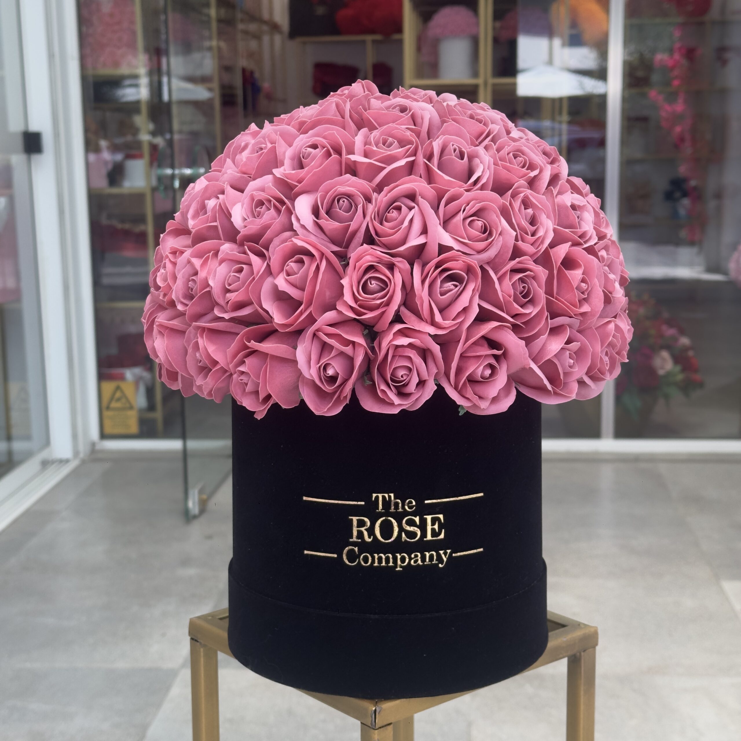 IMG_7464 Infinity Roses Midi βελούδινο Μαυρο κουτί με Σαπιο Μηλο τριαντάφυλλα που διαρκούν για πάντα - Image 1