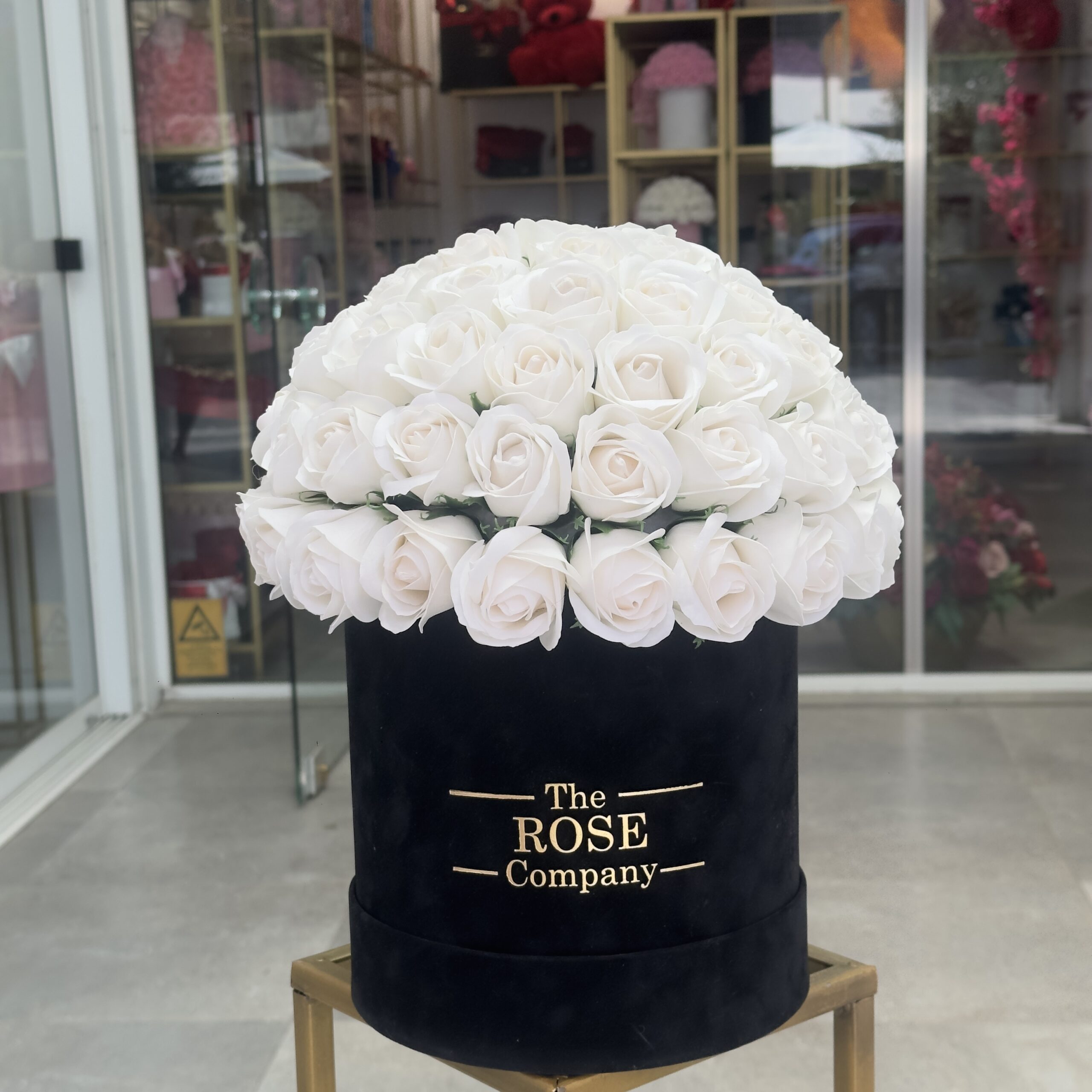 IMG_7466 Infinity Roses Midi βελούδινο Μαυρο κουτί με Ασπρα τριαντάφυλλα που διαρκούν για πάντα - Image 1