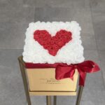 Artificial Roses Small Forever Classic Χρυσο Κουτί Με Λευκά Τριαντάφυλλα & Κόκκινη Καρδιά