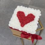 Artificial Roses Small Forever Classic Χρυσο Κουτί Με Λευκά Τριαντάφυλλα & Κόκκινη Καρδιά - Image 2